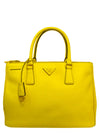 Bolso "Large Saffiano Galleria Double Zip Tote"