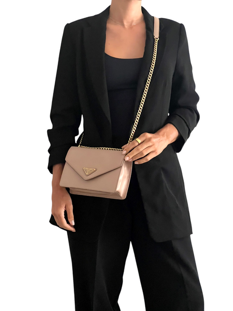 Bolso "Saffiano Soft Calfskin Metal Triangle Logo Envelope Chain Shoulder Bag"