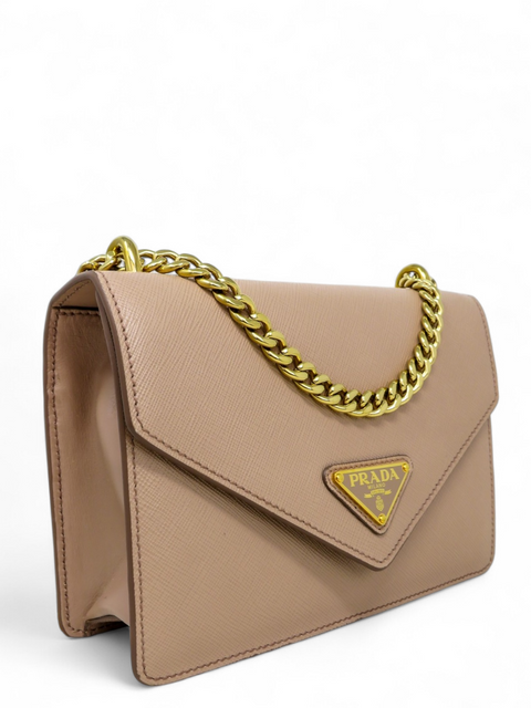 Bolso "Saffiano Soft Calfskin Metal Triangle Logo Envelope Chain Shoulder Bag"