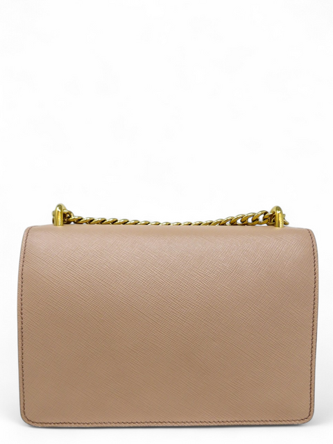 Bolso "Saffiano Soft Calfskin Metal Triangle Logo Envelope Chain Shoulder Bag"