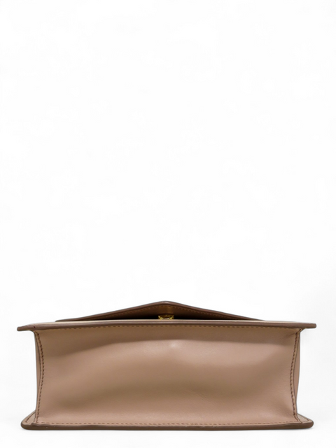 Bolso "Saffiano Soft Calfskin Metal Triangle Logo Envelope Chain Shoulder Bag"