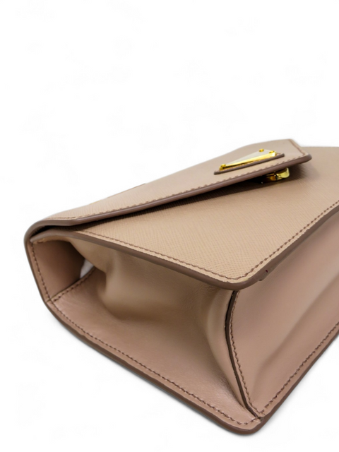 Bolso "Saffiano Soft Calfskin Metal Triangle Logo Envelope Chain Shoulder Bag"