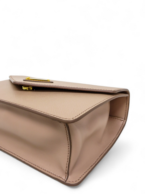 Bolso "Saffiano Soft Calfskin Metal Triangle Logo Envelope Chain Shoulder Bag"