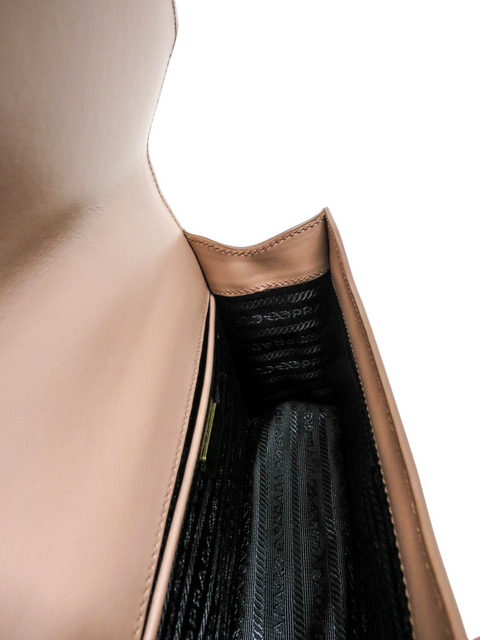 Bolso "Saffiano Soft Calfskin Metal Triangle Logo Envelope Chain Shoulder Bag"