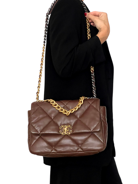 Bolso "Goatskin Quilted Large Chanel 19 Flap"