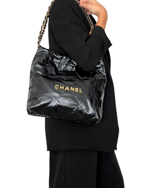 Bolso "Shiny Calfskin Quilted Small Chanel 22 Black"