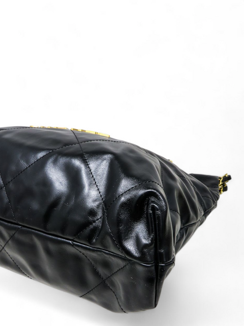 Bolso "Shiny Calfskin Quilted Small Chanel 22 Black"