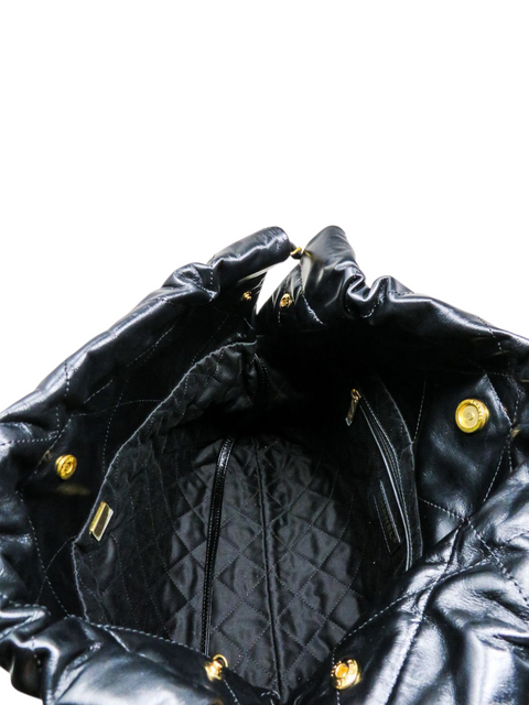 Bolso "Shiny Calfskin Quilted Small Chanel 22 Black"