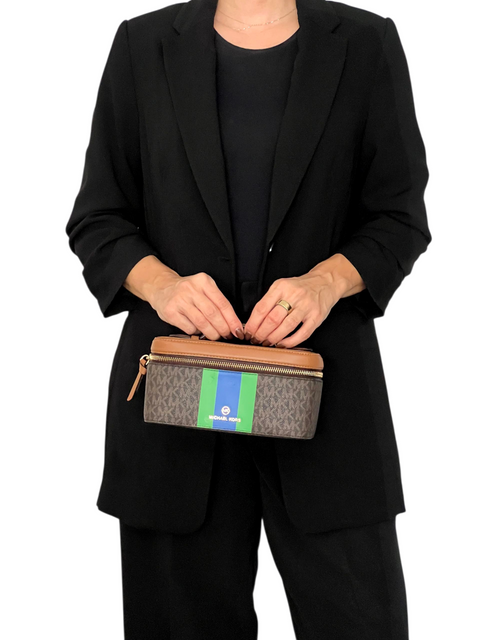 Cosmetiquera "Medium Logo Stripe Trunk Travel Case"