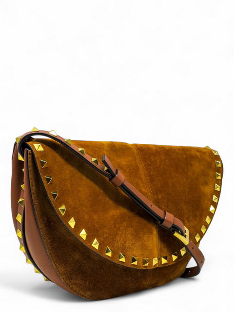 Bolso "Suede Calfskin Rockstud Halfmoon Saddle Bag"