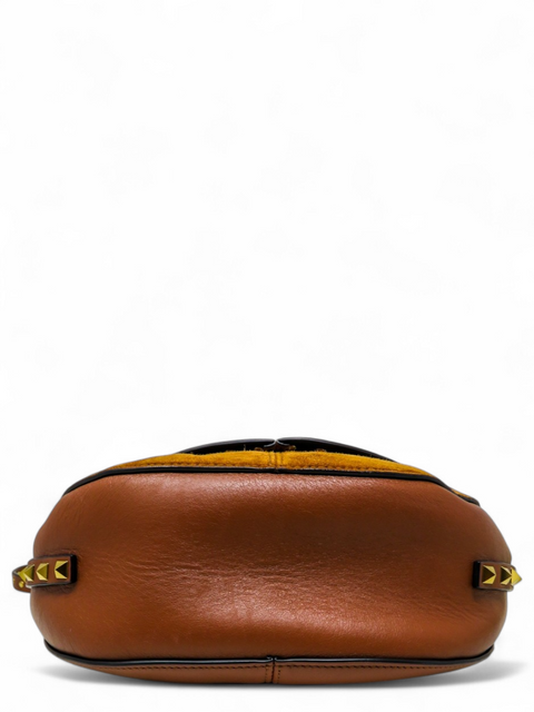 Bolso "Suede Calfskin Rockstud Halfmoon Saddle Bag"