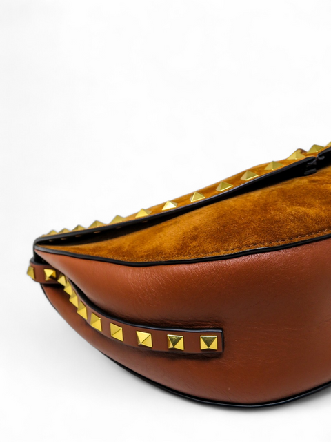 Bolso "Suede Calfskin Rockstud Halfmoon Saddle Bag"