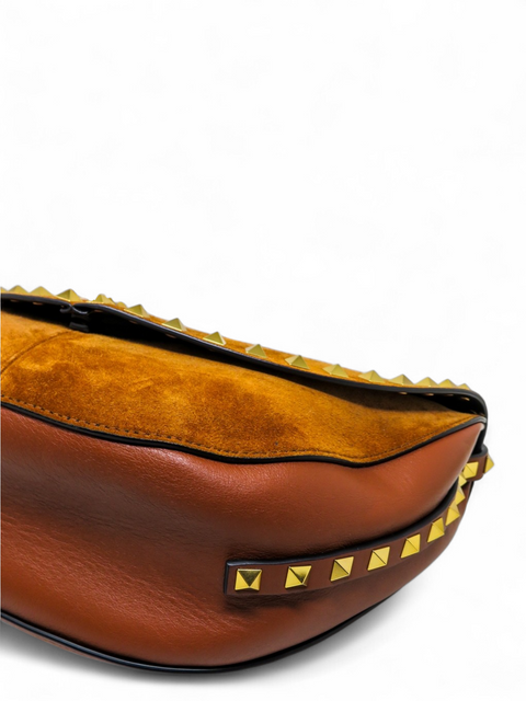Bolso "Suede Calfskin Rockstud Halfmoon Saddle Bag"