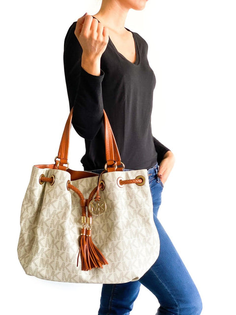 Cartera "Marina Large Signature PVC Gathered Tote"