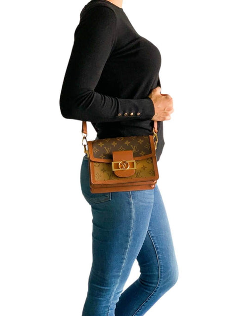 Cartera "2021 Reverse Monogram Mini Dauphine"