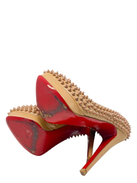 Tacones "Spike Accents Patent Leather Pumps"